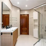 דירה Brightline Penthouse By *